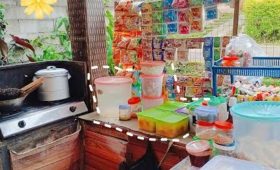 Usaha UMKM Depan Rumah Jualan Mie Sop dan Gorengan